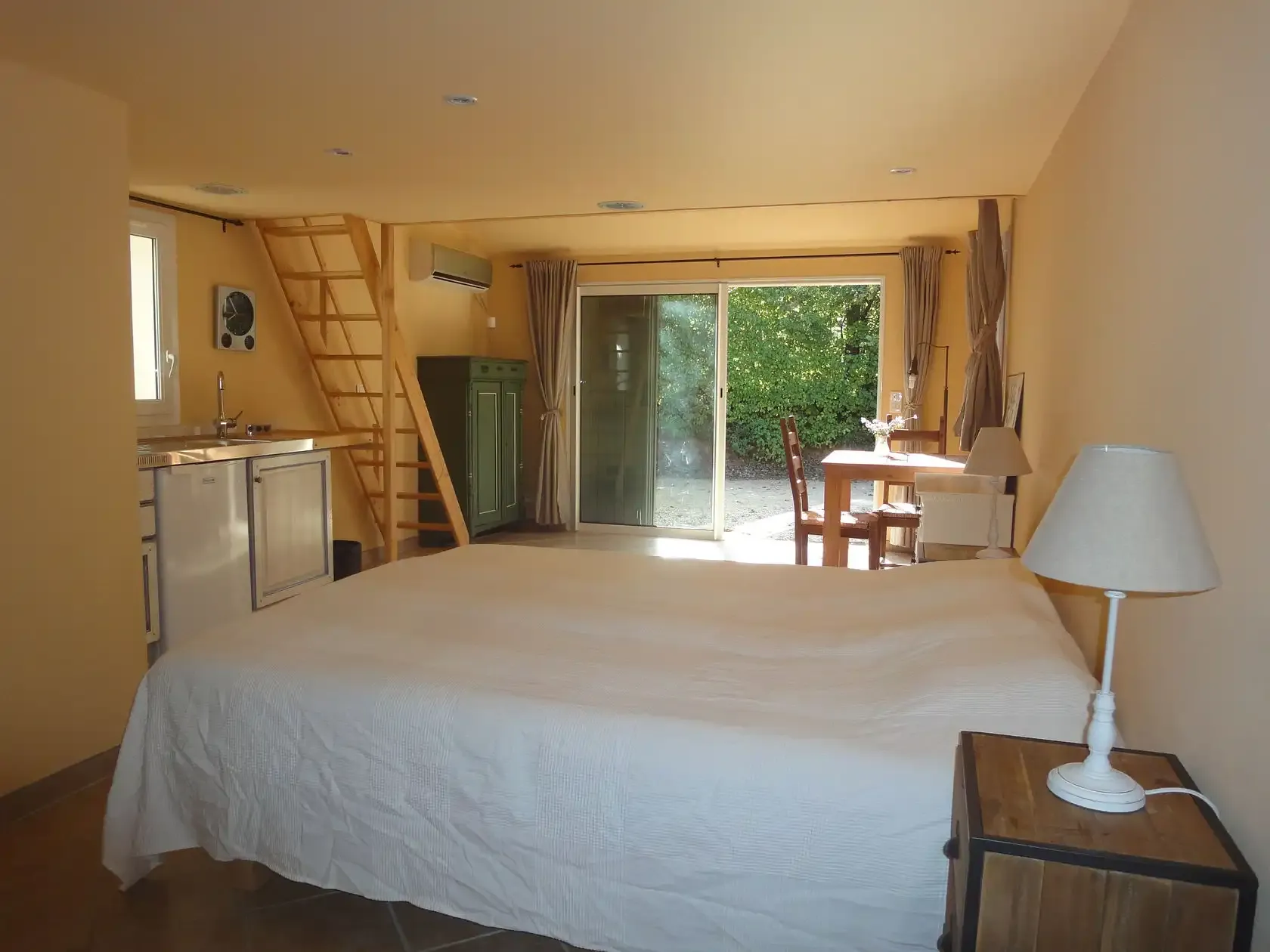 De mezzonette met kitchenette en ladder naar het zoldertje