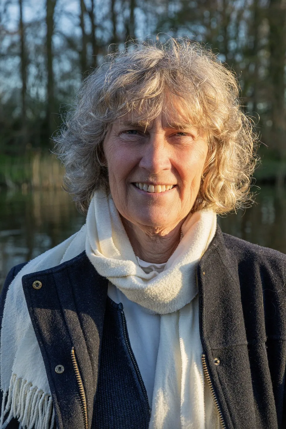 Susan, de gastvrouw, buiten aan het water